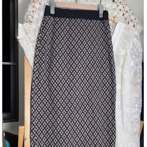 Dresses & Skirts - Black and White Geometric Print Long Skirt